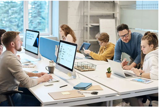 Oficina con equipo de trabajo